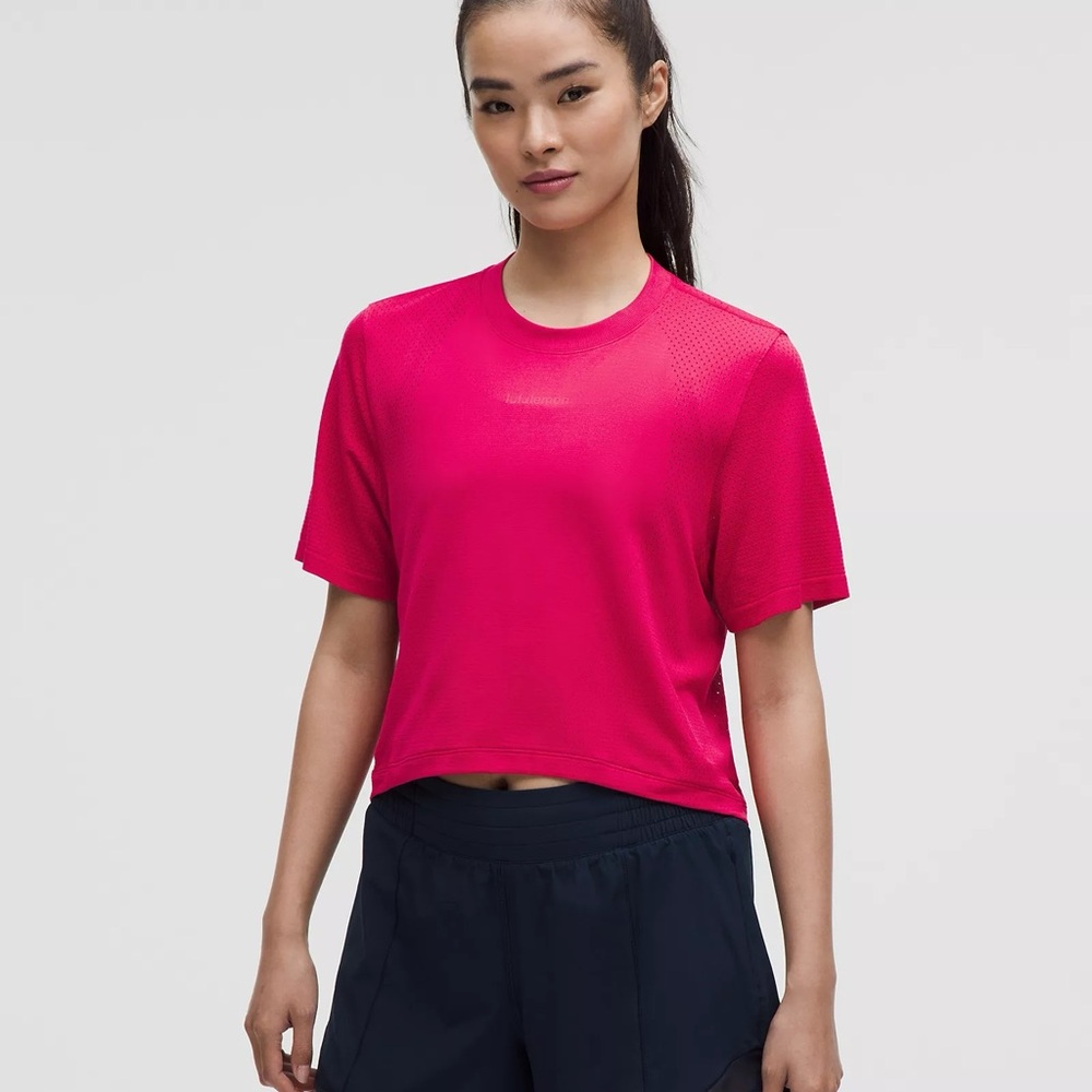 NEW WITH TAGS Lululemon Swiftly High-Low Cropped Short Sleeve Tee